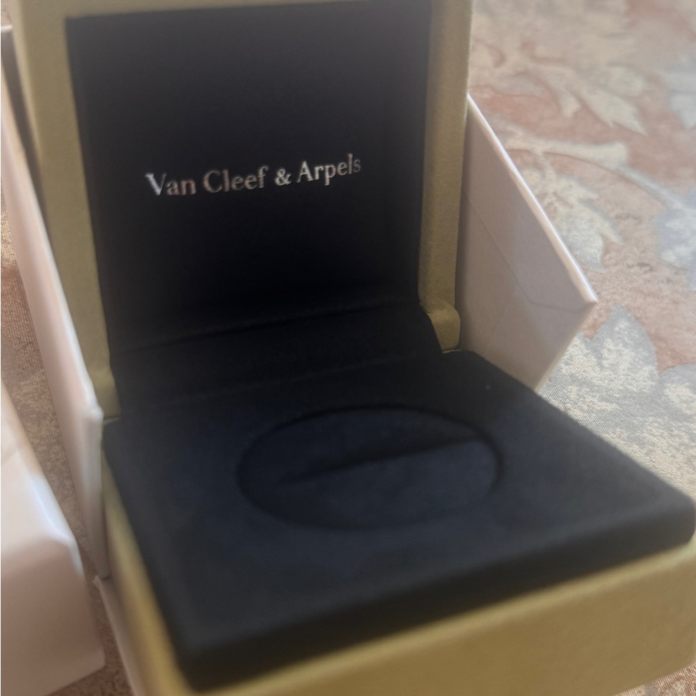 Authentic 💯Van Cleef & Arpels Black and Gold Velvet Ring Box Brand new from home